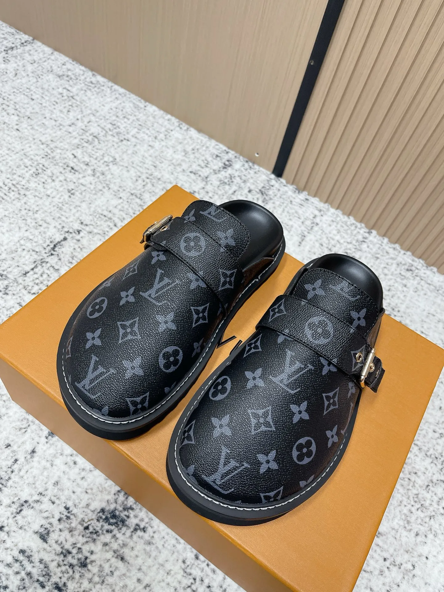 [L Family] P: 460💰 Size: 35-46 (female 40.41, male 45 46 custom-made) Top version Louis vuitton Lv new couple Birkenstock slippers. Cute and cute, not too good on the feet. Simple and high-end slingback design. Ready to wear and go. Good news for lazy people. Imported cowhide leather upper/imported old calico. Original hardware buckle, original molded high-density foam outsole.